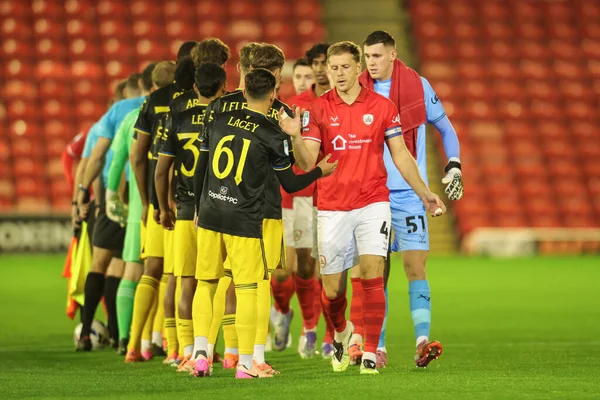 Barnsley ve Manchester United, Birleşik Krallık 'ın Oakwell kentinde oynanan The Vertu Trophy Group D maçı öncesinde el sıkışıyorlar. 