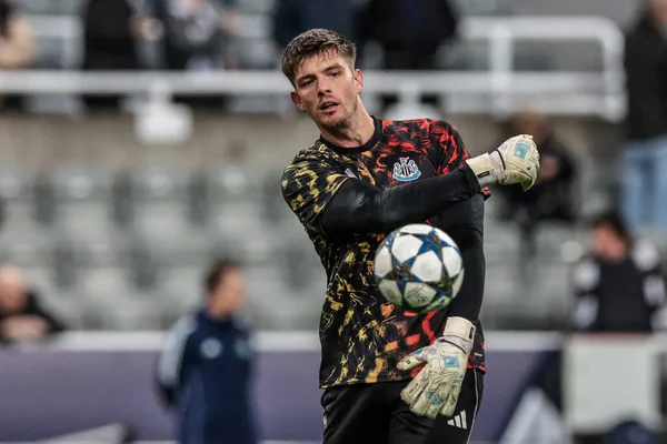 Newcastle kalecisi Nick Pope UEFA Şampiyonlar Ligi Maç Maçı 'nda maç öncesi ısınma oturumunda 8 Newcastle United' ın Benfica 'ya karşı St. James' s Park, Newcastle, İngiltere, 21 Ekim 2025 