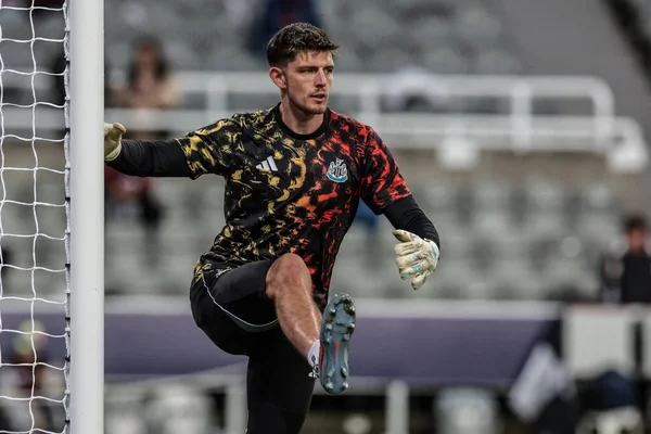 Newcastle kalecisi Nick Pope UEFA Şampiyonlar Ligi Maç Maçı 'nda maç öncesi ısınma oturumunda 8 Newcastle United' ın Benfica 'ya karşı St. James' s Park, Newcastle, İngiltere, 21 Ekim 2025 