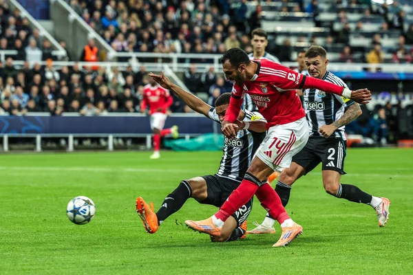 Benfica 'dan Evangelos Pavlidis, UEFA Şampiyonlar Ligi Maçı' nda 8 Newcastle United 'ın Benfica' ya karşı oynadığı St.James 's Park, Newcastle, İngiltere' de 21 Ekim 2025 'de kalede şut çekiyor. 