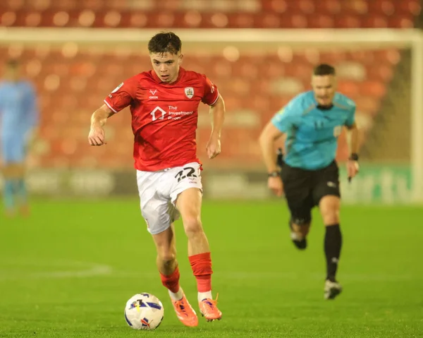 Barnsley 'den Patrick Kelly, 21 Ekim 2025' te İngiltere 'nin Oakwell kentinde oynanan The Vertu Trophy Group D maçında Manchester United U21' e karşı oynuyor. 