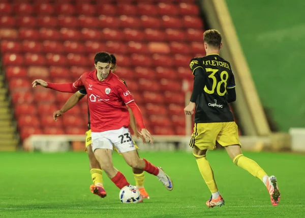 Barnsley 'den Neil Farrugia, Birleşik Krallık Oakwell' de Manchester United U21 'e karşı oynanan The Vertu Trophy Group D maçında 21 Ekim 2025' te 