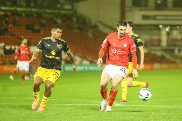 Barnsley 'den Neil Farrugia, Birleşik Krallık Oakwell' de Manchester United U21 'e karşı oynanan The Vertu Trophy Group D maçında 21 Ekim 2025' te 