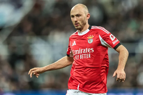 Benfica 'dan Fredrik Aursnes UEFA Şampiyonlar Ligi Maçı sırasında 8 Newcastle United ile Benfica St. James' s Park, Newcastle, 21 Ekim 2025 