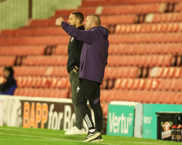 Manchester United takımının teknik direktörü Manchester United, Oakwell, Barnsley 'de oynanan D Grubu maçında takım talimatlarını veriyor.