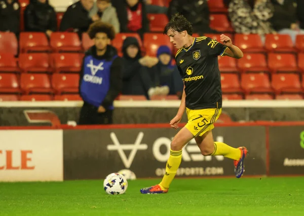 Manchester United takımından Daniel Armer, The Vertu Trophy Group D maçında Manchester United U21 'e karşı Oakwell, Barnsley, Birleşik Krallık' ta 21 Ekim 2025 