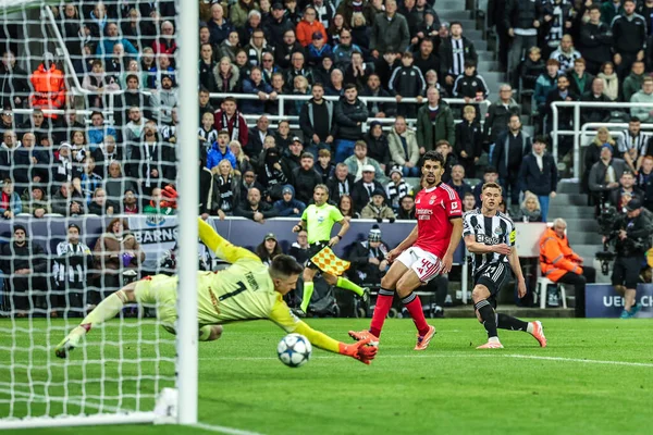 Newcastle United takımından Harvey Barnes, UEFA Şampiyonlar Ligi Maçı 'nda 2-0 önde. 8 Newcastle United' ın 3 'üncü maçında St.James' s Park, Newcastle, İngiltere, 21 Ekim 2025 'de Benfica' ya karşı. 