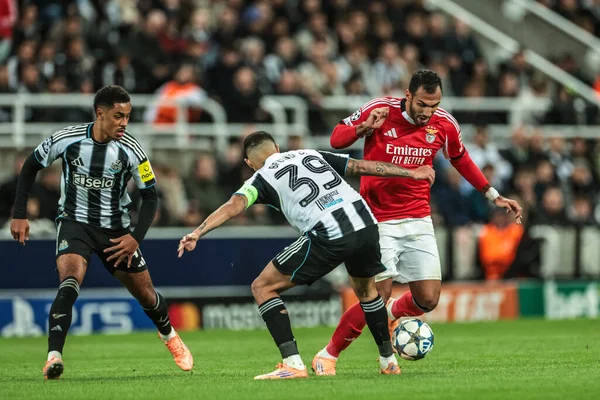 Benfica 'dan Evangelos Pavlidis ve Newcastle United' dan Bruno Guimares UEFA Şampiyonlar Ligi Maçı 'nda mücadele ettiler. 8 Newcastle United, Benfica' ya karşı St. James 's Park, Newcastle, İngiltere, 21 Ekim 2025 