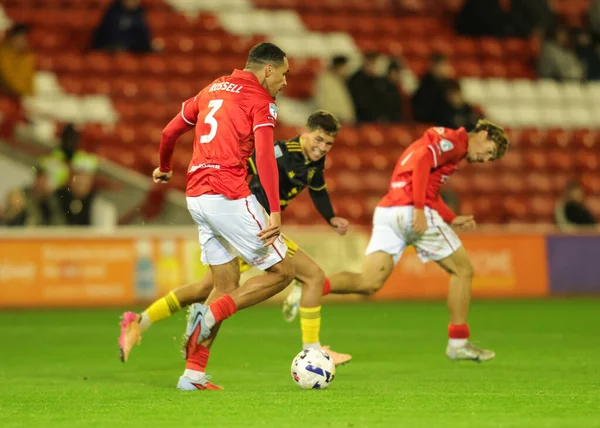 Barnsley 'den Jon Russell, 21 Ekim 2025' te Birleşik Krallık Oakwell 'de Manchester United U21' e karşı oynanan Vertu Galibiyet Grubu D karşılaşmasında pas veriyor. 