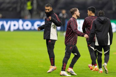 Liverpool 'dan Muhammed Salah, Almanya' nın Frankfurt şehrinde 22 Ekim 2025 tarihinde oynanan Deutsche Bank Park 'ta 8 Eintracht Frankfurt' un Liverpool 'a karşı oynadığı maçtan önceki maçlarda yedeklerle ısınmaya başladı. 