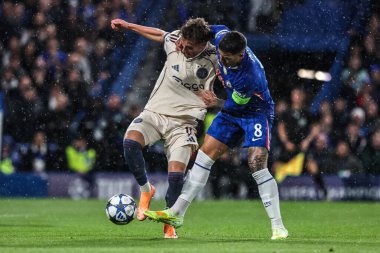 Ajax 'tan Mika Godts ve Chelsea' den Enzo Fernnndez UEFA Şampiyonlar Ligi Maçı 'nda top için mücadele ediyorlar. Chelsea, Ajax' a karşı Stamford Köprüsü, Londra, Birleşik Krallık, 22 Ekim 2025 