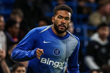 Chelsea 'li Reece James, UEFA Şampiyonlar Ligi 3 / 8 Chelsea-Ajax maçında maç öncesi ısınma oturumunda Stamford Bridge, Londra, Birleşik Krallık, 22 Ekim 2025 