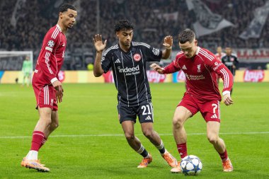 Eintracht Frankfurt 'tan Nathaniel Brown, Liverpool' lu Florian Wirtz 'e 8 Eintracht Frankfurt-Liverpool maçında baskı yapıyor. 