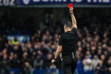 Hakem Felix Zwayer, UEFA Şampiyonlar Ligi Maçı 'nda Ajax' lı Kenneth Taylor 'a kırmızı kart gösteriyor. Chelsea, Ajax' a karşı Stamford Bridge, Londra, Birleşik Krallık, 22 Ekim 2025 