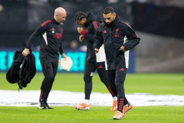 Liverpool 'dan Muhammed Salah, Almanya' nın Frankfurt şehrinde 22 Ekim 2025 tarihinde oynanan Deutsche Bank Park 'ta 8 Eintracht Frankfurt' un Liverpool 'a karşı oynadığı maçtan önceki maçlarda yedeklerle ısınmaya başladı. 