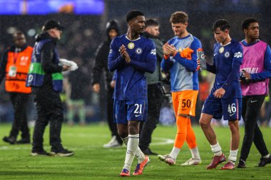Chelsea 'den Jorrel Hato, UEFA Şampiyonlar Ligi Maçı' ndan sonra taraftarları Stamford Bridge, Londra, İngiltere, 22 Ekim 2025 'te Chelsea-Ajax maçında alkışlıyor. 
