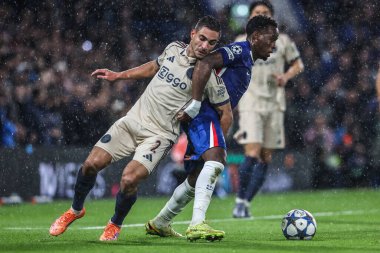 Ajax 'tan Lucas Rosa ve Chelsea' den Jamie Gittens, 22 Ekim 2025 'te Stamford Bridge, Londra, İngiltere' de oynanan UEFA Şampiyonlar Ligi 3. Chelsea-Ajax maçında top için mücadele ettiler.