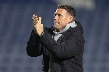 Middlesbrough 'un teknik direktörü Rob Edwards, 22 Ekim 2025' te İngiltere 'nin başkenti Sheffield' da oynanan ve Çarşamba günü oynanan Sky Bet Şampiyonası 'ndaki son düdük sesinden sonra taraftarları alkışlıyor.