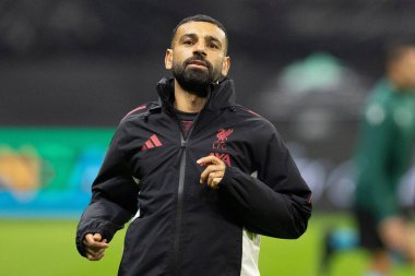 Liverpool 'dan Muhammed Salah, Almanya' nın Frankfurt şehrinde 22 Ekim 2025 tarihinde oynanan Deutsche Bank Park 'ta 8 Eintracht Frankfurt' un Liverpool 'a karşı oynadığı maçtan önceki maçlarda yedeklerle ısınmaya başladı. 