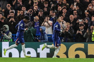 Chelsea 'li Enzo Fernnndez, 22 Ekim 2025' te Stamford Bridge, Londra, Birleşik Krallık 'ta oynanan 8 Chelsea maçında 3-1' lik UEFA Şampiyonlar Ligi karşılaşmasına katılma hedefini kutluyor. 
