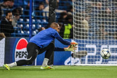 Chelsea kalecisi Robert Sanchez UEFA Şampiyonlar Ligi Maç Maçı 'nda ısınma turunda Stamford Bridge, Londra, Birleşik Krallık' ta Chelsea - Ajax maçında 22 Ekim 2025 