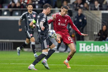 Eintracht Frankfurt 'tan Robin Koch, UEFA Şampiyonlar Ligi Maçı' nda Liverpool 'lu Hugo Ekitike' yi yendi. 8 Eintracht Frankfurt 'un Liverpool' a karşı oynadığı Deutsche Bank Park, Frankfurt, Almanya, 22 Ekim 2025 