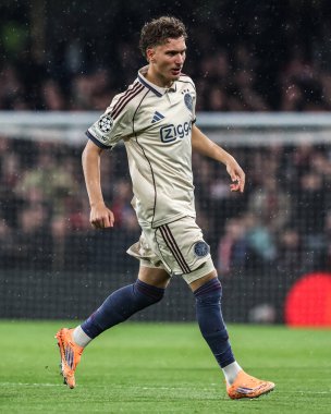 UEFA Şampiyonlar Ligi Maçı sırasında Ajax 'lı Mika Godts Stamford Köprüsü, Londra, 22 Ekim 2025' te Chelsea-Ajax maçında 