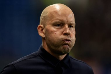 Sheffield Wednesday 'in Henrik Pedersen teknik direktörü, 22 Ekim 2025' te Sheffield, Sheffield, Birleşik Krallık 'ta Çarşamba günü Middlesbrough' a karşı oynanan Gökyüzü İddia Şampiyonası karşılaşmasında başlama vuruşunun önünde derin bir nefes alıyor. 