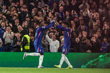 Chelsea 'den Moises Caicedo, 22 Ekim 2025' te Stamford Bridge, Londra, İngiltere 'de oynanan UEFA Şampiyonlar Ligi 3' üncü karşılaşmasında 2-0 'lık galibiyet golünü kutluyor. 