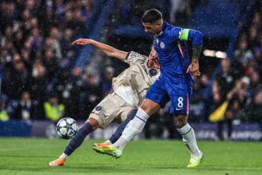 Ajax 'tan Mika Godts ve Chelsea' den Enzo Fernnndez UEFA Şampiyonlar Ligi Maçı 'nda top için mücadele ediyorlar. Chelsea, Ajax' a karşı Stamford Köprüsü, Londra, Birleşik Krallık, 22 Ekim 2025 