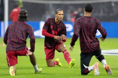Liverpool 'dan Virgil van Dijk, Almanya' nın Frankfurt kentinde 22 Ekim 2025 'te oynanan 8 Eintracht Frankfurt maçından önce ısınıyor. 