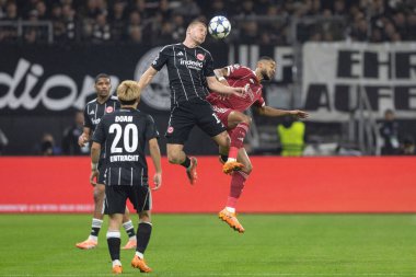 Eintracht Frankfurt 'tan Rasmus Kristensen, UEFA Şampiyonlar Ligi Maçı' nda Liverpool 'lu Cody Gakpo ile birlikte 22 Ekim 2025' de Frankfurt, Almanya 'daki Deutsche Bank Park' ta Liverpool maçında Liverpool 'a karşı mücadele etti. 