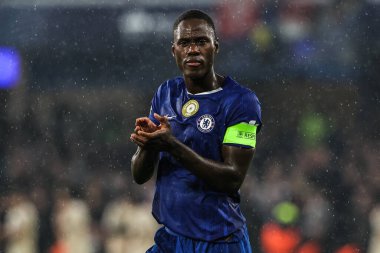 Chelsea 'den Trevoh Chalobah, UEFA Şampiyonlar Ligi Maçı' ndan sonra taraftarları Stamford Bridge, Londra, İngiltere, 22 Ekim 2025 'te Chelsea-Ajax maçında alkışlıyor. 