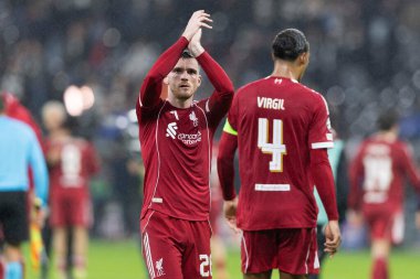Liverpool 'dan Andrew Robertson, 22 Ekim 2025' te Frankfurt, Almanya 'daki Deutsche Bank Park' ta Liverpools 1-5 'lik UEFA Şampiyonlar Ligi karşılaşmasında kazandığı galibiyeti kutluyor. 