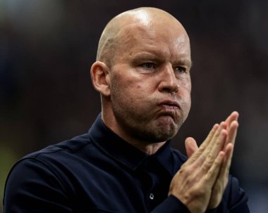 Çarşamba günü Sheffield 'in Henrik Pedersen teknik direktörü, Sheffield' in Hillsborough, Sheffield 'da Çarşamba günü oynanan Sky Bet Şampiyonası maçında derin bir nefes alırken protesto gösterisine katılan az sayıdaki taraftarı alkışlıyor. 