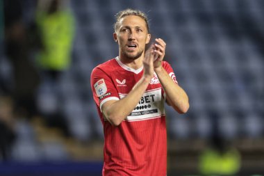 Middlesbrough 'dan Luke Ayling, 22 Ekim 2025' te İngiltere 'nin başkenti Sheffield' da oynanan ve Çarşamba günü oynanan Sky Bet Şampiyonası 'ndaki son düdük sesinden sonra taraftarları alkışlıyor. 