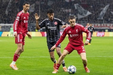 Eintracht Frankfurt 'tan Nathaniel Brown, Liverpool' lu Florian Wirtz 'e 8 Eintracht Frankfurt-Liverpool maçında baskı yapıyor. 