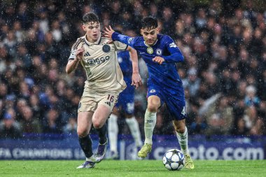 Ajax 'tan James McConnell ve Chelsea' den Facundo Buonanotte UEFA Şampiyonlar Ligi Maçı 'nda top için mücadele ediyorlar. 8 maçın 3' ünde Chelsea, Ajax 'a karşı Stamford Köprüsü, Londra, Birleşik Krallık, 22 Ekim 2025 