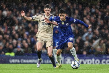 Ajax 'tan James McConnell ve Chelsea' den Facundo Buonanotte UEFA Şampiyonlar Ligi Maçı 'nda top için mücadele ediyorlar. 8 maçın 3' ünde Chelsea, Ajax 'a karşı Stamford Köprüsü, Londra, Birleşik Krallık, 22 Ekim 2025 
