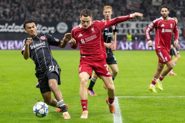 Liverpool 'lu Florian Wirtz, 22 Ekim 2025' te Frankfurt Deutsche Bank, Almanya 'da Liverpool' a karşı 8 Eintracht Frankfurt maçında Eintracht Frankfurt 'lu Nathaniel Brown' dan mal çaldı. 