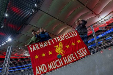 Liverpool taraftarları, Almanya 'nın Frankfurt kentindeki Deutsche Bank Park' ta 8 Eintracht Frankfurt 'un Liverpool' a karşı oynadığı maçın 3 'ünde UEFA Şampiyonlar Ligi' ne pankart asarak geldiler. 