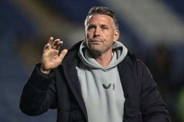 Middlesbrough 'un teknik direktörü Rob Edwards, 22 Ekim 2025' te İngiltere 'nin Sheffield kentinde oynanan Çarşamba günü oynanan Sky Bet Şampiyonası maçında taraftarlarıyla 0-1' lik galibiyeti kutluyor. 