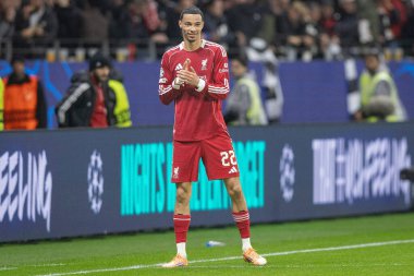 Liverpool 'dan Hugo Ekitike, 22 Ekim 2025' te Frankfurt, Almanya 'da Deutsche Bank Park' ta 8 Eintracht Frankfurt 'un Liverpool' a karşı oynadığı maçta adını söyleyen Eintracht Frankfurt taraftarlarına takdirlerini sunuyor. 