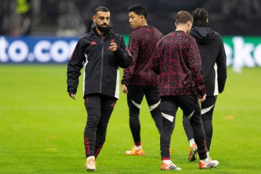 Liverpool 'dan Muhammed Salah, Almanya' nın Frankfurt şehrinde 22 Ekim 2025 tarihinde oynanan Deutsche Bank Park 'ta 8 Eintracht Frankfurt' un Liverpool 'a karşı oynadığı maçtan önceki maçlarda yedeklerle ısınmaya başladı. 