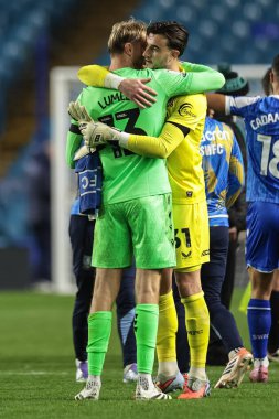 Sheffield Wednesday 'den Joe Lumley, 22 Ekim 2025' te Sheffield, Sheffield, Birleşik Krallık 'ta Çarşamba günü oynanan Sky Bet Şampiyonası maçında Middlesbrough kalecisi Sol Brynn' i kucaklıyor.  