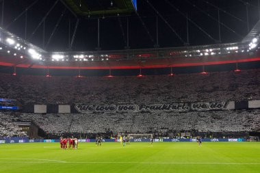 Liverpool oyuncuları Eintracht Frankfurt taraftarları duvarı önünde toplanmadan önce, UEFA Şampiyonlar Ligi Maçı 'nda 8 Eintracht Frankfurt Liverpool' a karşı 22 Ekim 2025 Deutsche Bank, Frankfurt, Almanya 