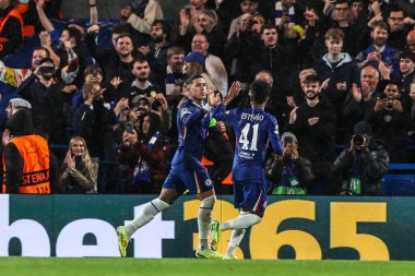 Chelsea 'li Enzo Fernnndez, 22 Ekim 2025' te Stamford Bridge, Londra, Birleşik Krallık 'ta oynanan 8 Chelsea maçında 3-1' lik UEFA Şampiyonlar Ligi karşılaşmasına katılma hedefini kutluyor. 