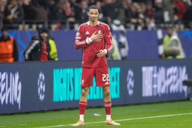 Liverpool 'dan Hugo Ekitike, 22 Ekim 2025' te Frankfurt, Almanya 'da Deutsche Bank Park' ta 8 Eintracht Frankfurt 'un Liverpool' a karşı oynadığı maçta adını söyleyen Eintracht Frankfurt taraftarlarına takdirlerini sunuyor. 