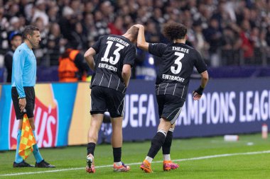 Eintracht Frankfurt 'tan Rasmus Kristensen, Almanya' nın Frankfurt kentinde Deutsche Bank Park, Frankfurt 'ta oynanan 8 Eintracht-Liverpool maçında 1-0' lık UEFA Şampiyonlar Ligi karşılaşmasında Eintracht Frankfurt Tiyatrosu ile gol attı ve kutluyor.