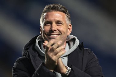 Middlesbrough 'un teknik direktörü Rob Edwards, 22 Ekim 2025' te İngiltere 'nin Sheffield kentinde oynanan Çarşamba günü oynanan Sky Bet Şampiyonası maçında taraftarlarıyla 0-1' lik galibiyeti kutluyor. 